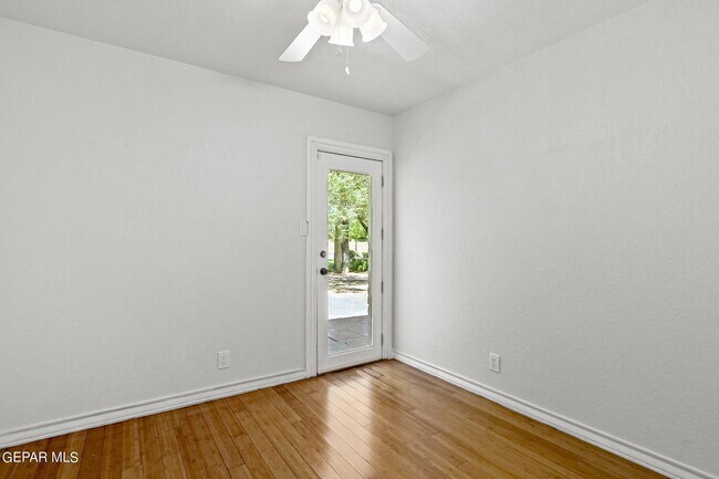 Building Photo - 5109 Memory Dr