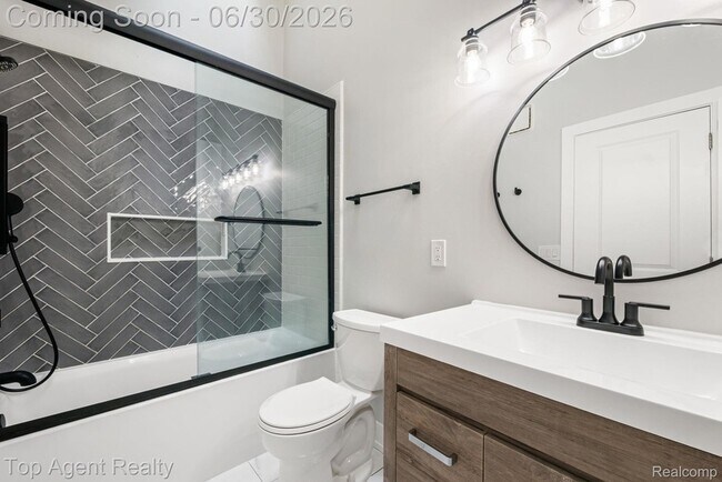 Building Photo - 38887 Country Cir