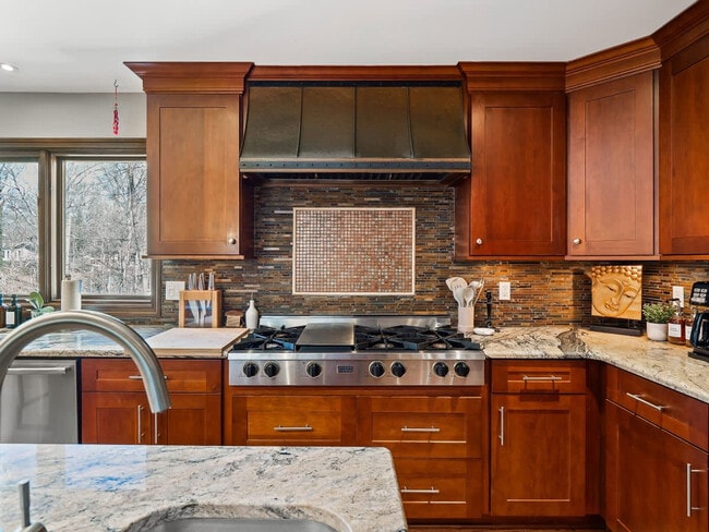 Building Photo - 1811 Breezewood Dr