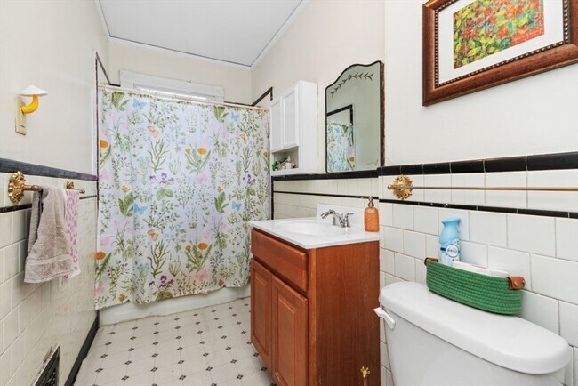 Building Photo - 21 Bentley St