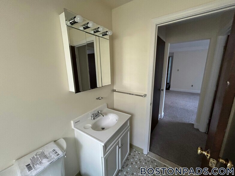 Building Photo - 8 Brattle Dr