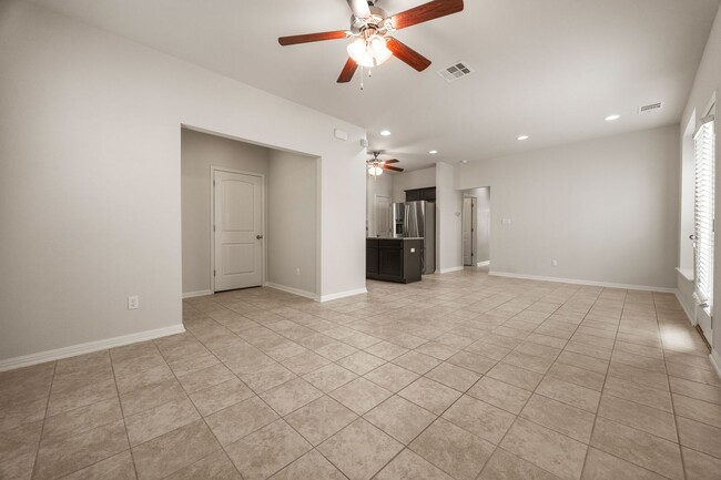 Building Photo - AVAILABLE NOW! 2 BEDROOM HOME LOCATED IN S...