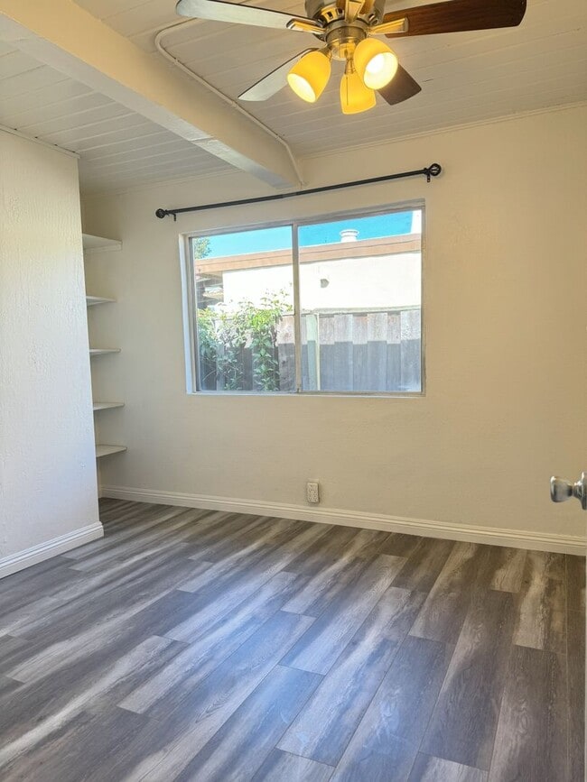 Building Photo - Charming 2 Bedroom home with large park like backyard