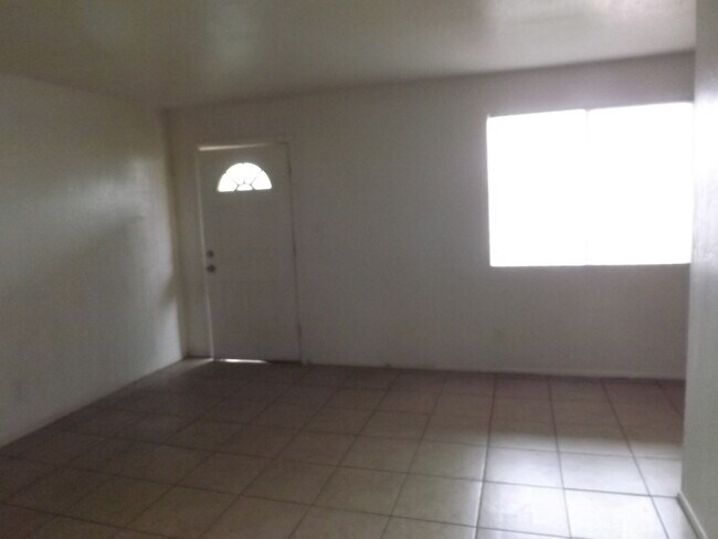 Building Photo - 2 Bedroom Phx. Condo
