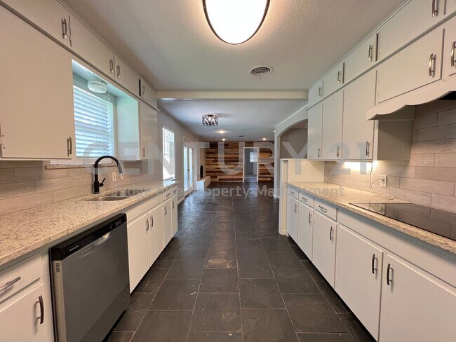 Building Photo - Beautifully Refreshed 3/2/2 in Fort Worth ...