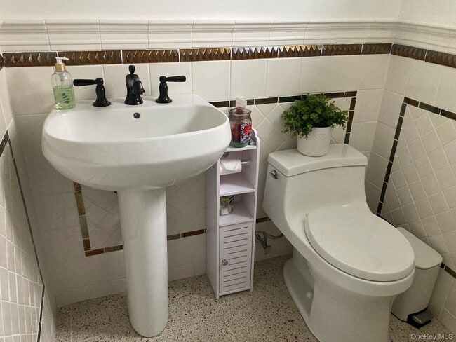 Building Photo - 2 Red Ground Rd