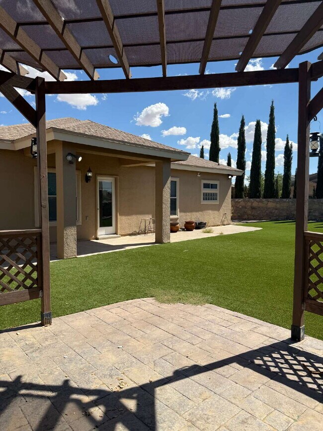 Building Photo - "Charming 3-Bedroom Retreat with 2 Full Ba...