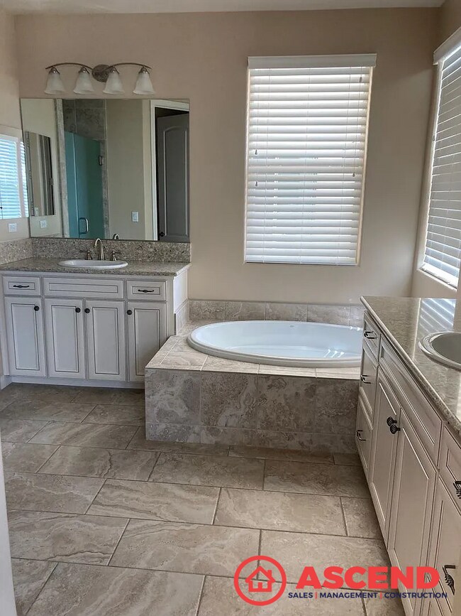 Building Photo - Beautiful 3 Bed, 2.5 Bath HOA Home with Fireplace & Modern Amenities