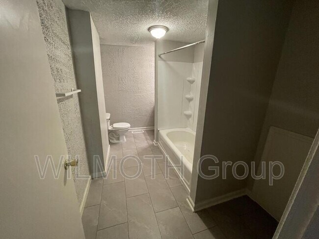 Building Photo - 424 N Beville Ave