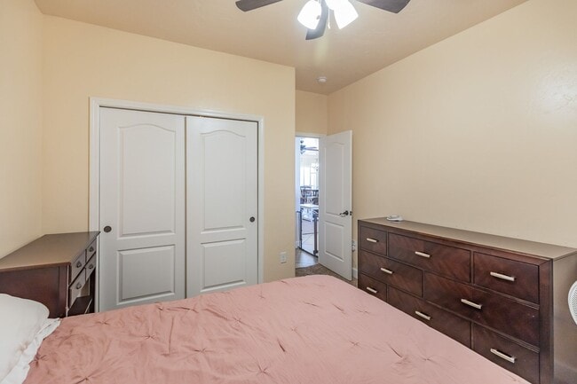 Building Photo - 4 Bedroom 2 bath Beautiful Home