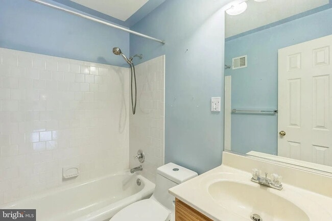 Building Photo - Charming townhouse on Metro bus line, shor...
