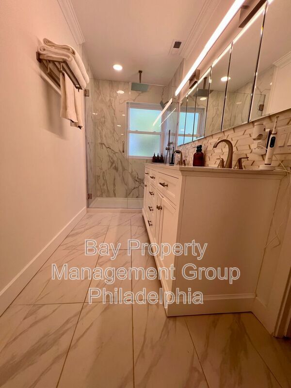 Building Photo - 834 N Newkirk St