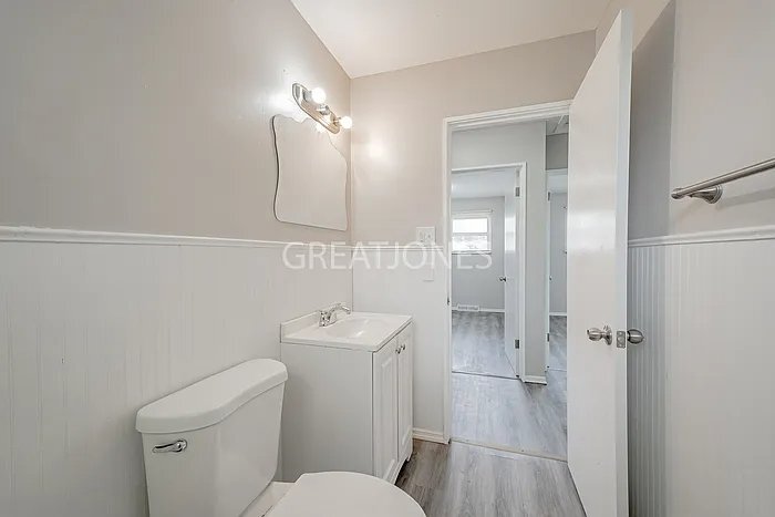 Building Photo - 1137 Maple Ave