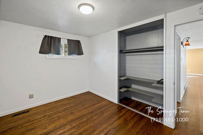 Building Photo - CUTE 3BD RANCHER WITH CHARACTER IN CENTRAL COLORADO SPRINGS - Security Deposit Waiver Available