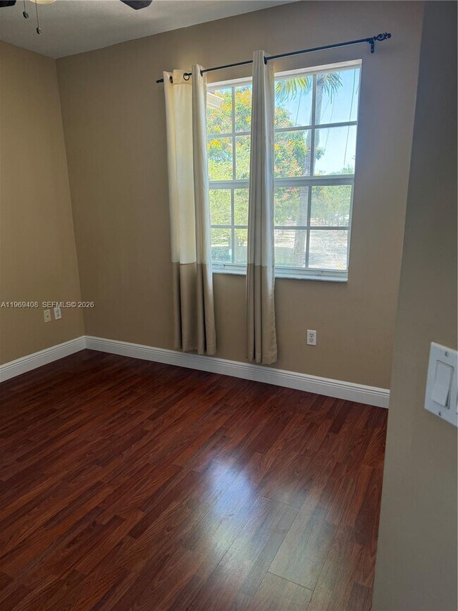 Building Photo - 2402 NE 41st Pl