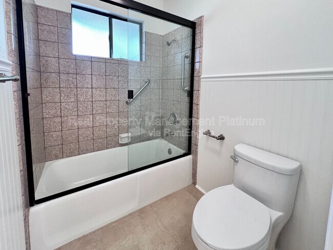 Building Photo - 9193 N Fowler Ave