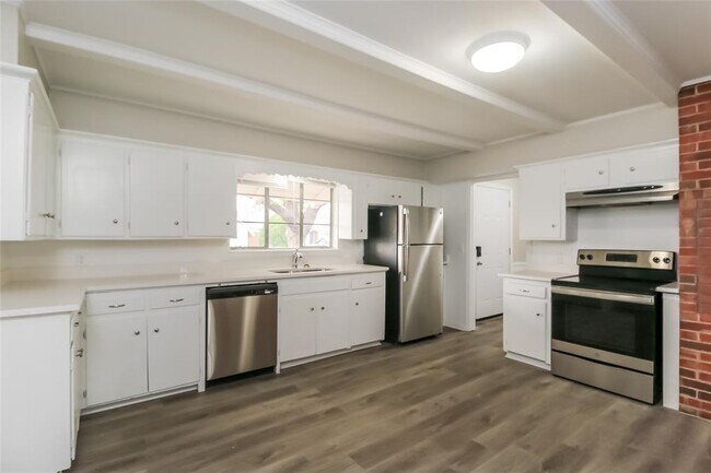 Building Photo - 2904 Huntleigh Dr