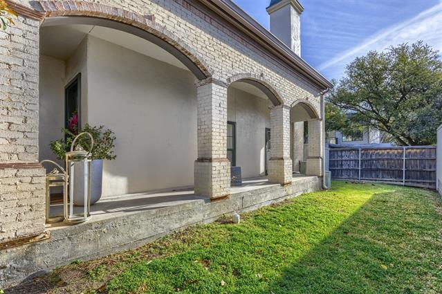 Building Photo - 5950 Lindenshire Ln