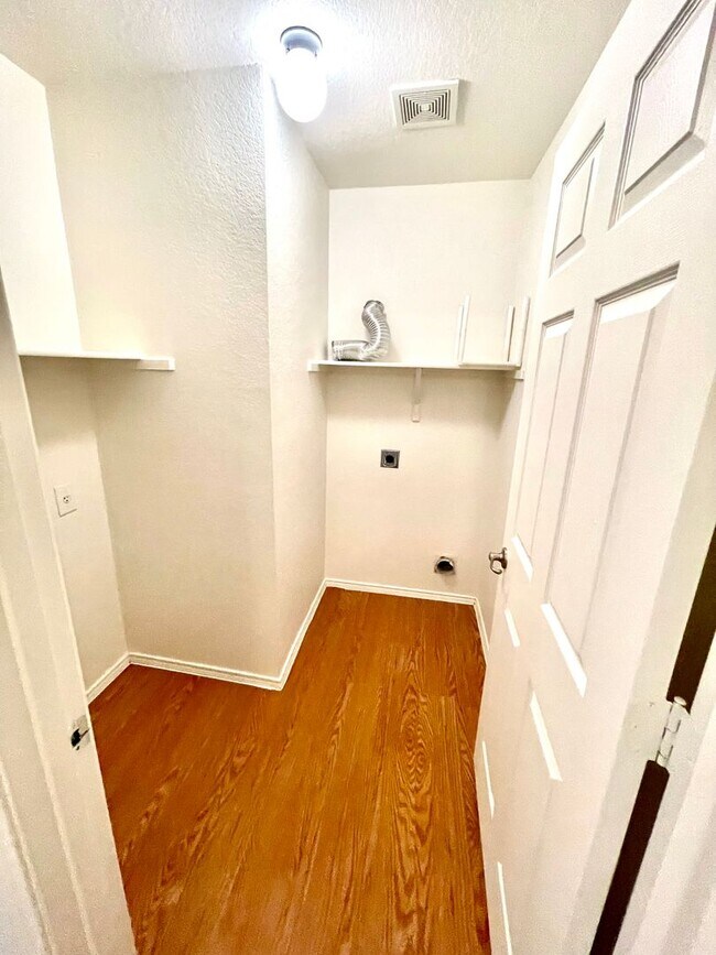 Building Photo - Home near downtown Austin and Airport!
