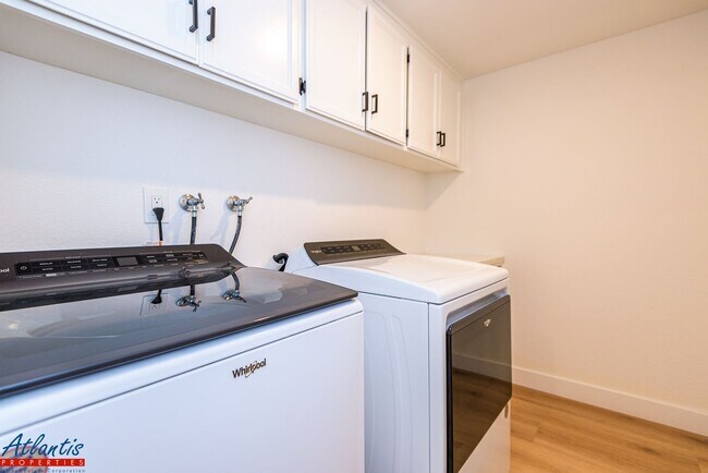 Building Photo - Gorgeous Townhouse | Remodeled | Desirable Location