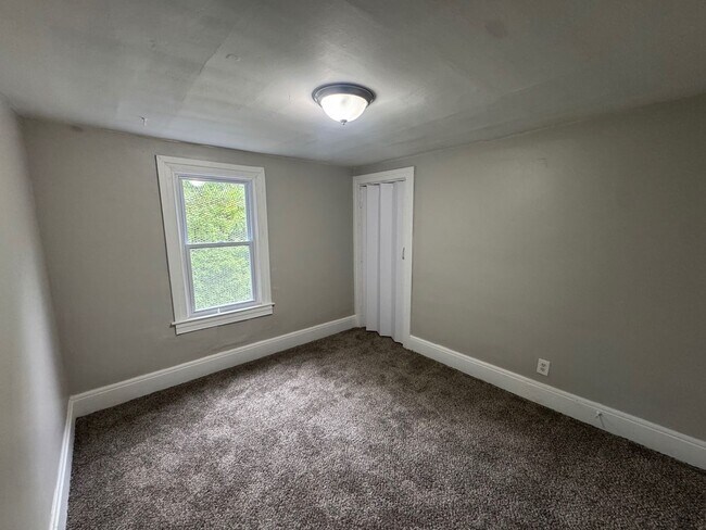 Building Photo - Charming 3-Bedroom Property in Prime Location
