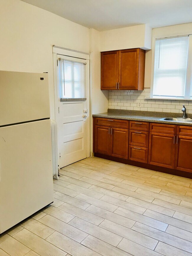 Building Photo - Gorgeous 3-Bedroom Townhome in Lawncrest! Available NOW!