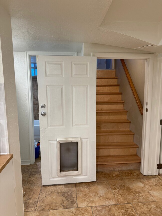 Building Photo - 948 Poinsettia Dr
