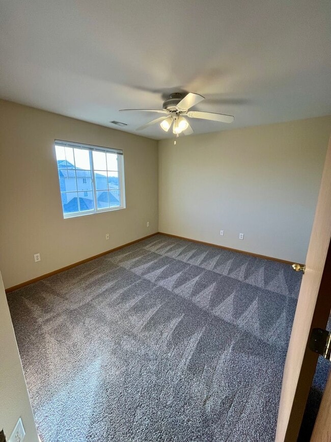 Building Photo - Condo For Rent!