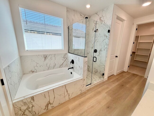 Building Photo - Desert Color 4 Bed Home!