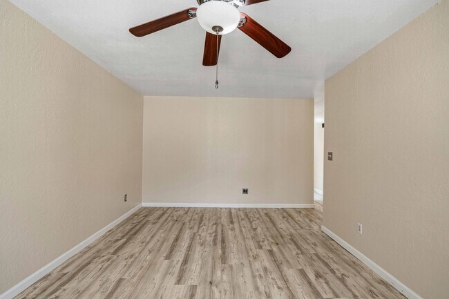 Building Photo - 2025 Sweetwater Dr