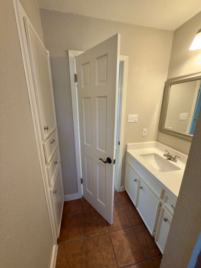 Building Photo - Single Story 2/2.5 in NW Austin