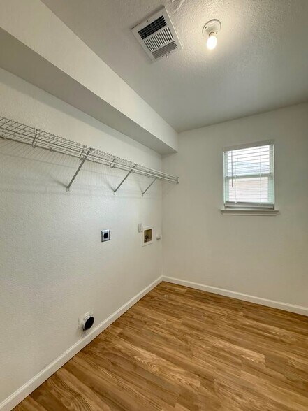 Building Photo - 418 Golden Walk