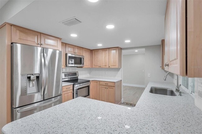 Building Photo - 8789 Maplewood Rd