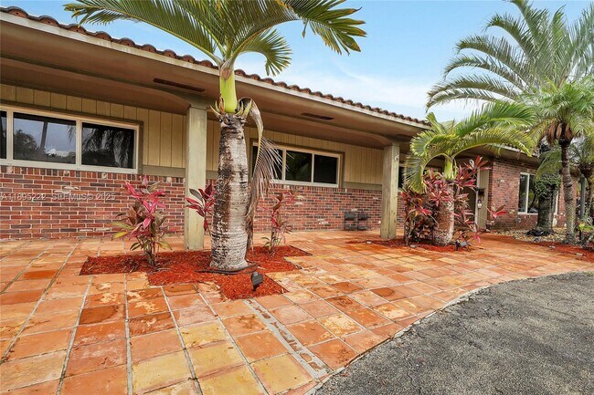 Building Photo - 1518 N Yale Dr