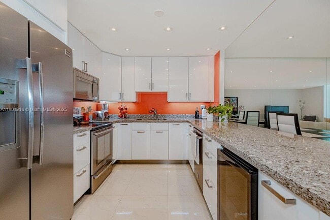 Building Photo - 2301 Collins Ave