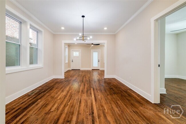 Building Photo - 905 E Park Ave