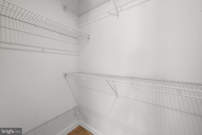 Building Photo - 2431 Glenallan Ave