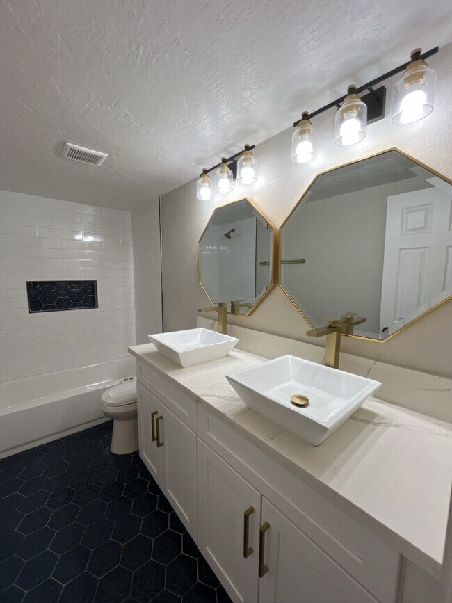 Building Photo - 4 Bedroom Home With Sparkling Pool Ready for Move In