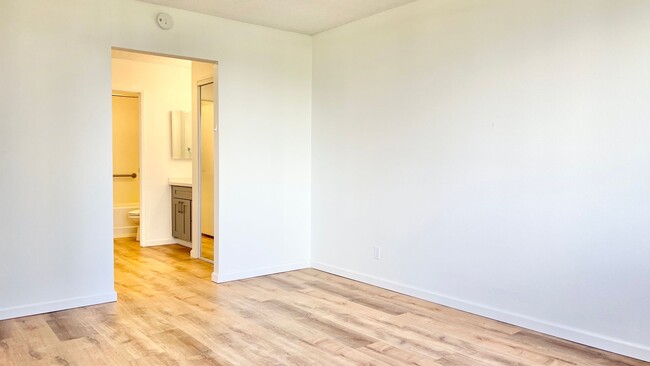 Building Photo - BEAUTIFULLY RENOVATED 1 BEDROOM UNIT IN DO...