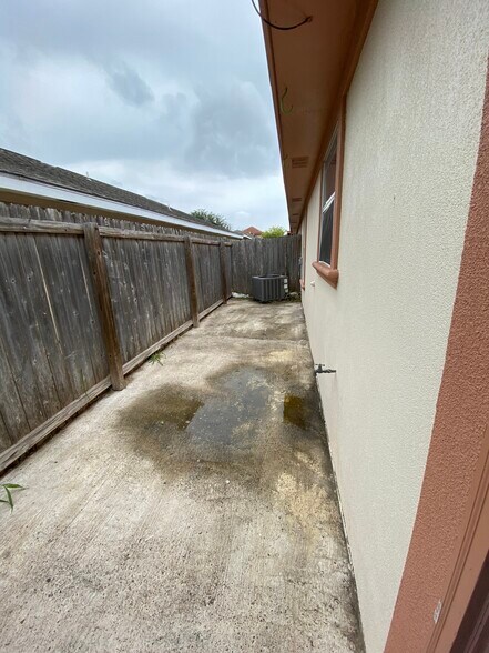 Building Photo - 1903 W Douglas St