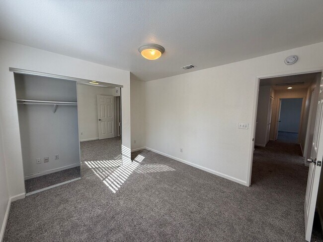 Building Photo - 4 bed 2.5 bath 2 story home available now!