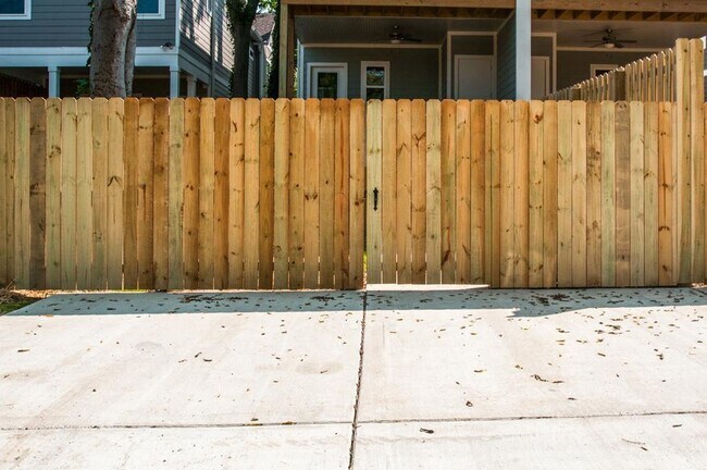 Building Photo - Stunner in the Arts District