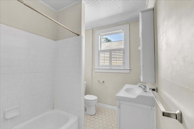 Building Photo - Upstairs Large 3 bedroom apartment in Ardsley Park