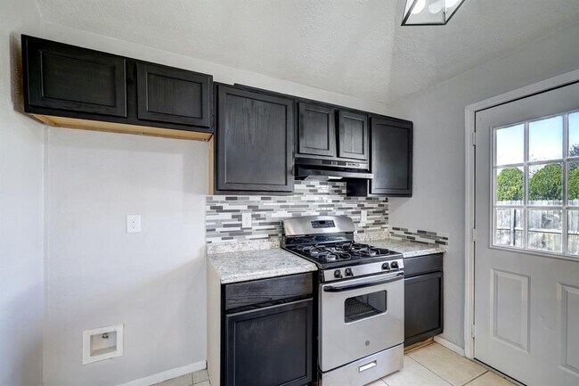 Building Photo - 15102 Jordan Oaks St