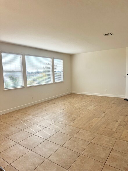 Building Photo - 460 Lansing Cir