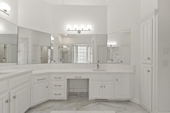 Building Photo - Exclusive Luxury Lease-124 N Crosstimber T...