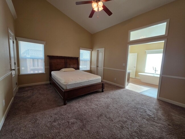 Building Photo - 3 Bedroom 2 Bathroom with Pool in NW Visalia!