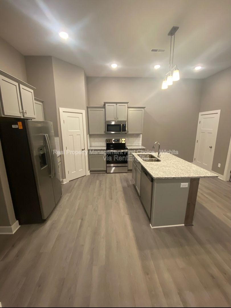 Building Photo - 3318 W 45th St S