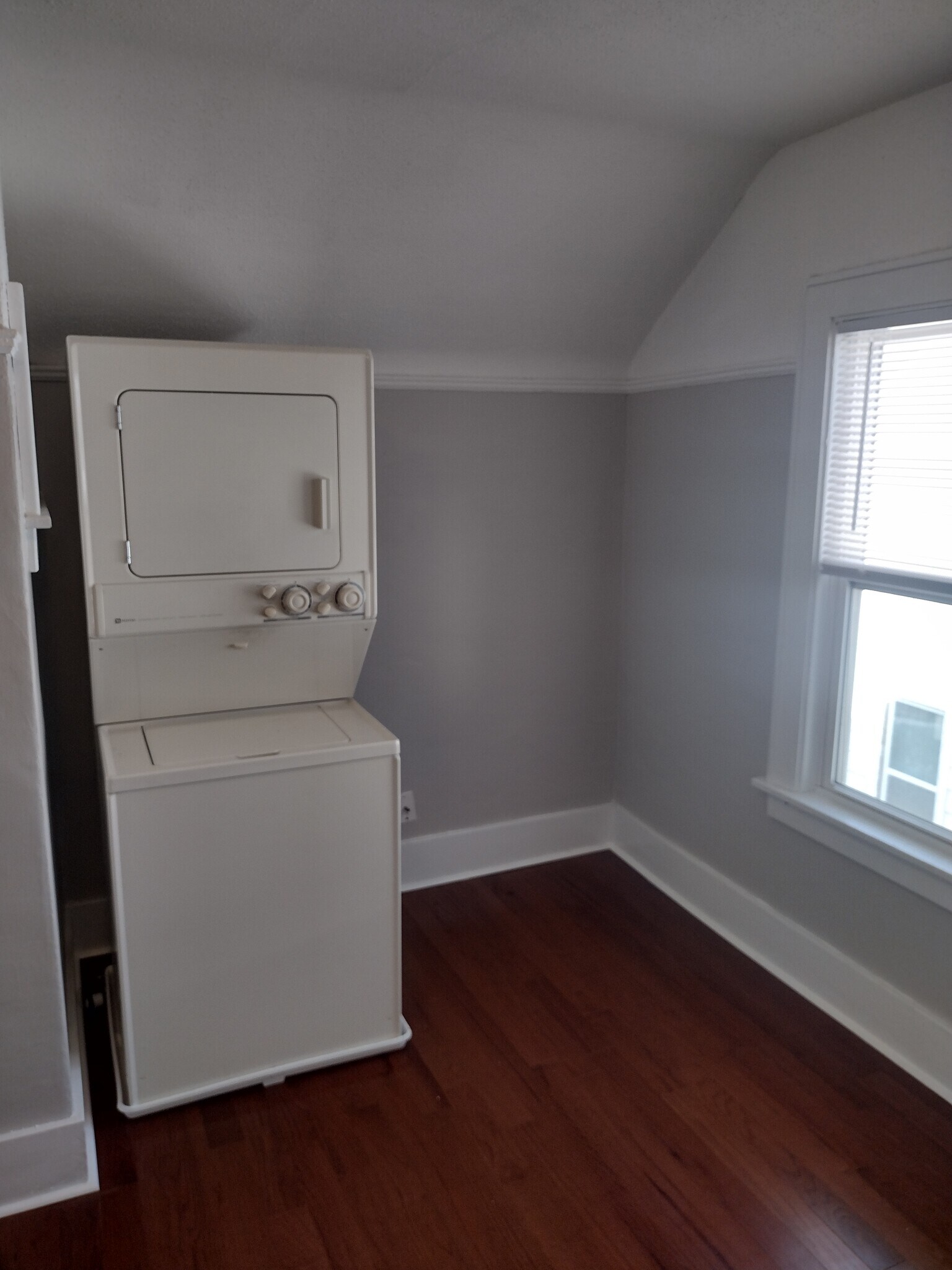 Building Photo - 216 E 2nd St