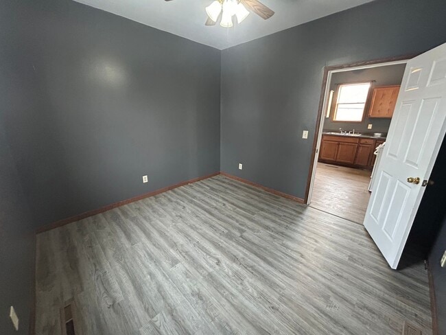 Building Photo - Two bedroom single family house within walking distance of Blessing Hospital.